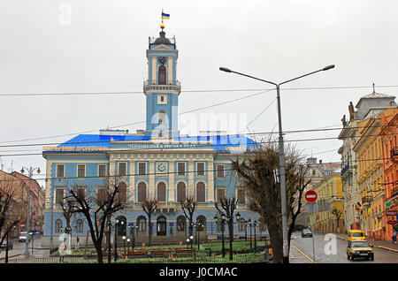 CHERNIVTSI, Ucraina - 15 Aprile 2012: piazza centrale. Comune della città. Architettura in città vecchia Chernivtsi. L'Ucraina occidentale Foto Stock