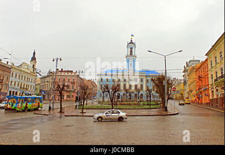 CHERNIVTSI, Ucraina - 15 Aprile 2012: piazza centrale. Comune della città. Architettura in città vecchia Chernivtsi. L'Ucraina occidentale Foto Stock