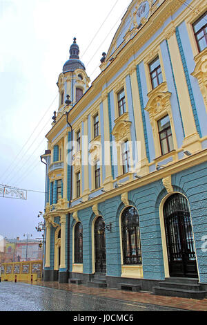 CHERNIVTSI, Ucraina - 15 Aprile 2012: piazza centrale. Comune della città. Architettura in città vecchia Chernivtsi. L'Ucraina occidentale Foto Stock