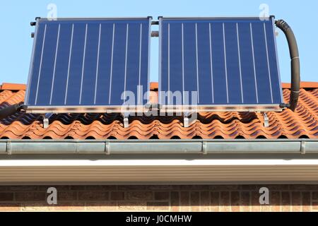 Edificio-montati collettori solari termici Foto Stock