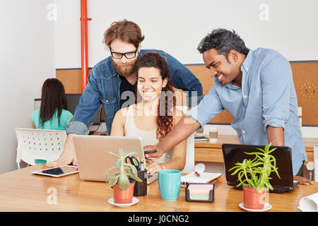 Avvio creativo team di business con computer in officina Foto Stock