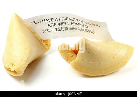 Fortune cookie isolati su sfondo bianco Foto Stock