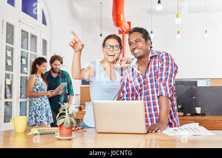 Giovani start up team creativo avente un'idea durante il workshop aziendale Foto Stock