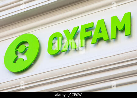 CUMBRIA, Regno Unito - 4 APRILE 2017: l'Oxfam logo sopra un Shopfront su uno dei loro negozi caritatevoli in Cumbria, nel Regno Unito il 4 aprile 2017. Foto Stock