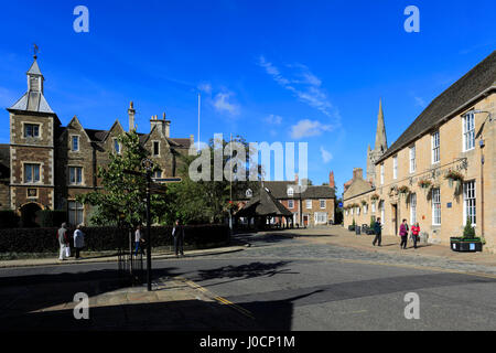 La Buttercross in legno, Post office edificio e tutti i santi della chiesa parrocchiale, città mercato di Oakham, Rutland County, Inghilterra Foto Stock