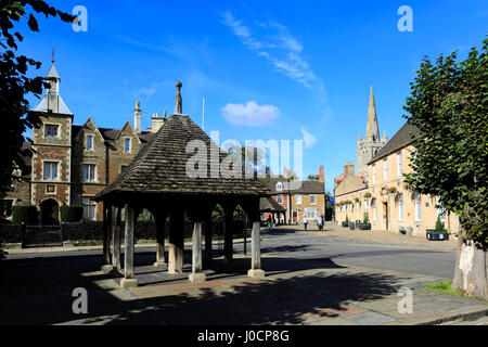 La Buttercross in legno, Post office edificio e tutti i santi della chiesa parrocchiale, città mercato di Oakham, Rutland County, Inghilterra, Foto Stock