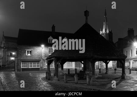 La Buttercross in legno di notte, città mercato di Oakham, Rutland County, Inghilterra, Gran Bretagna; Regno Unito Foto Stock