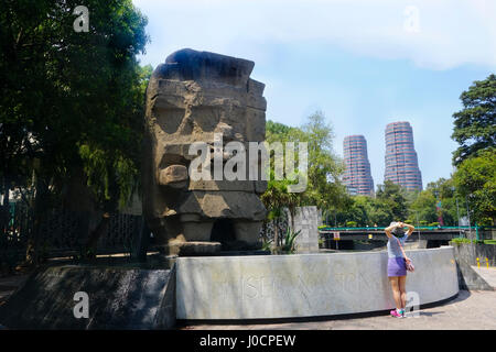 Tlaloc, la pioggia azteca precolombiana dio statua presso il Museo di Antropologia (Museo Nacional de Anthropologia) nel Chapultepec Park, Città del Messico, Messico Foto Stock