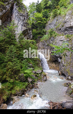 Escursioni attraverso la gola wolfsklamm su scale alpi europee. Parte del karvendel montagne. Foto Stock