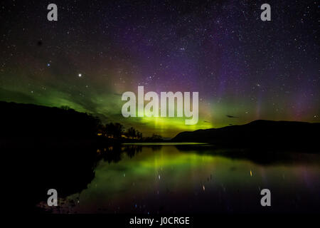 Le luci del nord (Aurora Boreale) riflesso in Loch fedele, Scozia Foto Stock