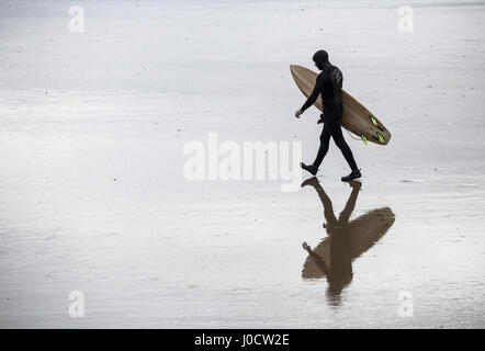 Saltburn dal mare, North Yorkshire, Regno Unito. Xi Apr, 2017. Meteo: un luminoso e fresco e ventilato mattina a Saltburn sulla North Yorkshire costa. Credito: ALAN DAWSON/Alamy Live News Foto Stock