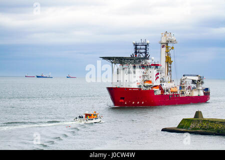 Well Enhancer arriva nel porto di Aberdeen dalle piattaforme petrolifere del mare settentrionale. Well Enhancer è un'imbarcazione appositamente costruita per l'intervento dei pozzi, lanciata presso la IHC Krimpen Shipyard nel 31 maggio 2008 a Krimpen aan den IJssel, nei Paesi Bassi. La nave monoscafo è stata progettata per fornire una piattaforma di lavoro stabile per ridurre al minimo i tempi di fermo nei mari solitamente accidentati del Mare del Nord, dove opera principalmente. Foto Stock