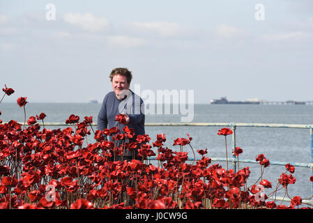 "Poppies: Wave" è una delle due sezioni dell'installazione artistica "Blood Swept Lands and Seas of Red". L'artista dell'opera - Paul Cummins - ha aperto oggi la sezione Wave su Barge Pier a Shoeburyness, Essex, Regno Unito Foto Stock