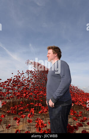 "Poppies: Wave" è una delle due sezioni dell'installazione artistica "Blood Swept Lands and Seas of Red". L'artista dell'opera - Paul Cummins - ha aperto oggi la sezione Wave su Barge Pier a Shoeburyness, Essex, Regno Unito Foto Stock