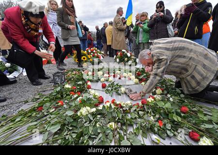 Weimar, Germania. Xi Apr, 2017. dpatop - Akexander Bychok, precedentemente un detenuto di Buchenwald campo di concentramento, si inginocchia su una targa commemorativa nel corso di un evento che segna il 72º anniversario della liberazione del campo nei pressi di Weimar, Germania, 11 aprile 2017. Più di 200 visitatori ricordata la liberazione del camp con un minuto di silenzio ha cominciato a 15:15, il tempo in cui un distaccamento di truppe degli Stati Uniti sono arrivati al camp nel 1945. Foto: Martin Schutt/dpa-Zentralbild/dpa/Alamy Live News Foto Stock