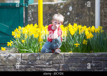 Port Talbot, Regno Unito. Decimo Apr, 2017. Famiglie goduto il tempo soleggiato in Galles del Sud, oggi 10 aprile 2017, come hanno esplorato Margam Park, vicino a Port Talbot. Credito: Chris Stevenson/Alamy Live News Foto Stock