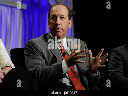 Las Vegas, Nevada, USA. Xxv Sep, 2013. Timothy Wilmott, Presidente e COO di Penn National Gaming, parla durante il keynote address durante la G2E (Global Gaming Expo) al Sands Expo e Convention Center il 25 settembre 2013, a Las Vegas, Nevada. Il nuovo design nota contiene un numero di funzioni di sicurezza migliorate per impedire la contraffazione. Credito: David Becker/ZUMA filo/Alamy Live News Foto Stock