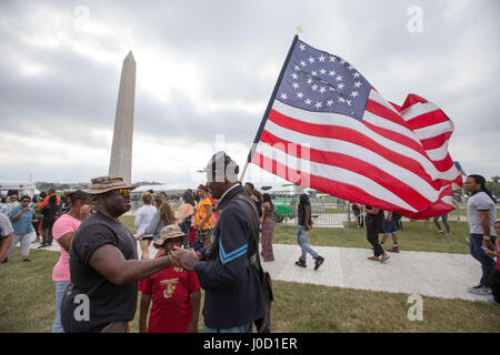 Washington, distretto, STATI UNITI D'AMERICA. 24Sep, 2016. Cpl. ALVERT EL del 3° Reggimento Fanteria U.S. Esercito da Philadelphia, PA conversa con un veterano marino prima dell'apertura del museo Smithsonian di afro-americano della storia e della cultura sul National Mall. Credito: Alex Edelman/ZUMA filo/Alamy Live News Foto Stock