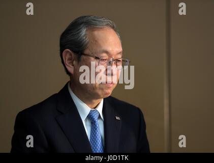 Tokyo, Giappone. Xi Apr, 2017. Turbato elettronica giapponese Toshiba gigante presidente Satoshi Tsunakawa parla nel corso di una conferenza stampa presso la sede centrale di Toshiba a Tokyo il Martedì, Aprile 11, 2017. Toshiba ha rilasciato la società April-December risultato finanziario su Aprile 11 senza che il revisore dei conti della società ha la sua approvazione. Credito: Yoshio Tsunoda/AFLO/Alamy Live News Foto Stock