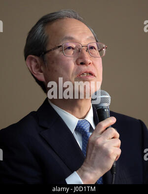 Tokyo, Giappone. Xi Apr, 2017. Turbato elettronica giapponese Toshiba gigante presidente Satoshi Tsunakawa parla nel corso di una conferenza stampa presso la sede centrale di Toshiba a Tokyo il Martedì, Aprile 11, 2017. Toshiba ha rilasciato la società April-December risultato finanziario su Aprile 11 senza che il revisore dei conti della società ha la sua approvazione. Credito: Yoshio Tsunoda/AFLO/Alamy Live News Foto Stock