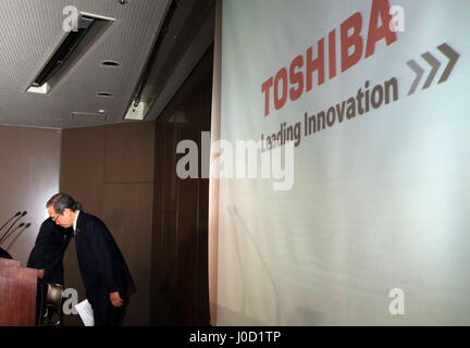 Tokyo, Giappone. Xi Apr, 2017. Turbato elettronica giapponese Toshiba gigante presidente Satoshi Tsunakawa china il capo come egli parla nel corso di una conferenza stampa presso la sede centrale di Toshiba a Tokyo il Martedì, Aprile 11, 2017. Toshiba ha rilasciato la società April-December risultato finanziario su Aprile 11 senza che il revisore dei conti della società ha la sua approvazione. Credito: Yoshio Tsunoda/AFLO/Alamy Live News Foto Stock