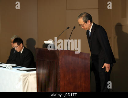 Tokyo, Giappone. Xi Apr, 2017. Turbato elettronica giapponese Toshiba gigante presidente Satoshi Tsunakawa china il capo come egli parla nel corso di una conferenza stampa presso la sede centrale di Toshiba a Tokyo il Martedì, Aprile 11, 2017. Toshiba ha rilasciato la società April-December risultato finanziario su Aprile 11 senza che il revisore dei conti della società ha la sua approvazione. Credito: Yoshio Tsunoda/AFLO/Alamy Live News Foto Stock