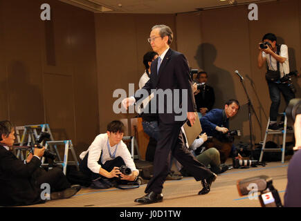 Tokyo, Giappone. Xi Apr, 2017. Turbato elettronica giapponese Toshiba gigante presidente Satoshi Tsunakawa entra in sala conferenza per parlare a una conferenza stampa presso la sede centrale di Toshiba a Tokyo il Martedì, Aprile 11, 2017. Toshiba ha rilasciato la società April-December risultato finanziario su Aprile 11 senza che il revisore dei conti della società ha la sua approvazione. Credito: Yoshio Tsunoda/AFLO/Alamy Live News Foto Stock