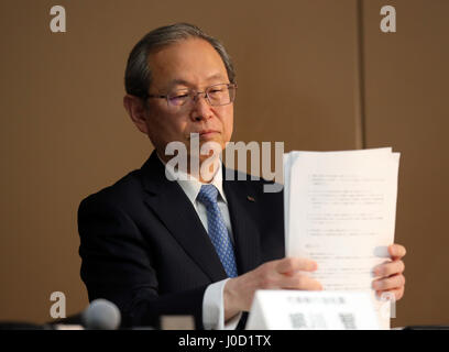 Tokyo, Giappone. Xi Apr, 2017. Turbato elettronica giapponese Toshiba gigante presidente Satoshi Tsunakawa parla nel corso di una conferenza stampa presso la sede centrale di Toshiba a Tokyo il Martedì, Aprile 11, 2017. Toshiba ha rilasciato la società April-December risultato finanziario su Aprile 11 senza che il revisore dei conti della società ha la sua approvazione. Credito: Yoshio Tsunoda/AFLO/Alamy Live News Foto Stock