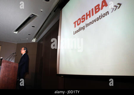 Tokyo, Giappone. Xi Apr, 2017. Turbato elettronica giapponese Toshiba gigante presidente Satoshi Tsunakawa parla nel corso di una conferenza stampa presso la sede centrale di Toshiba a Tokyo il Martedì, Aprile 11, 2017. Toshiba ha rilasciato la società April-December risultato finanziario su Aprile 11 senza che il revisore dei conti della società ha la sua approvazione. Credito: Yoshio Tsunoda/AFLO/Alamy Live News Foto Stock