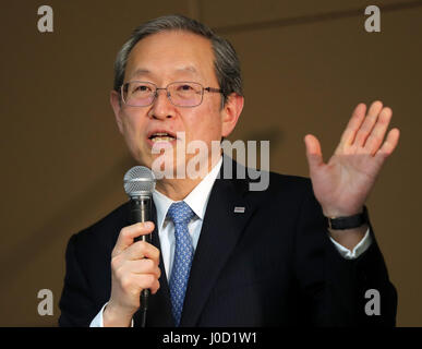 Tokyo, Giappone. Xi Apr, 2017. Turbato elettronica giapponese Toshiba gigante presidente Satoshi Tsunakawa parla nel corso di una conferenza stampa presso la sede centrale di Toshiba a Tokyo il Martedì, Aprile 11, 2017. Toshiba ha rilasciato la società April-December risultato finanziario su Aprile 11 senza che il revisore dei conti della società ha la sua approvazione. Credito: Yoshio Tsunoda/AFLO/Alamy Live News Foto Stock