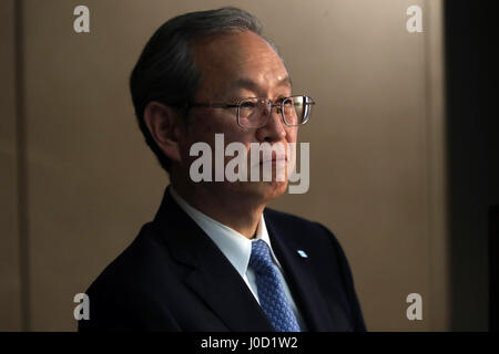 Tokyo, Giappone. Xi Apr, 2017. Turbato elettronica giapponese Toshiba gigante presidente Satoshi Tsunakawa parla nel corso di una conferenza stampa presso la sede centrale di Toshiba a Tokyo il Martedì, Aprile 11, 2017. Toshiba ha rilasciato la società April-December risultato finanziario su Aprile 11 senza che il revisore dei conti della società ha la sua approvazione. Credito: Yoshio Tsunoda/AFLO/Alamy Live News Foto Stock