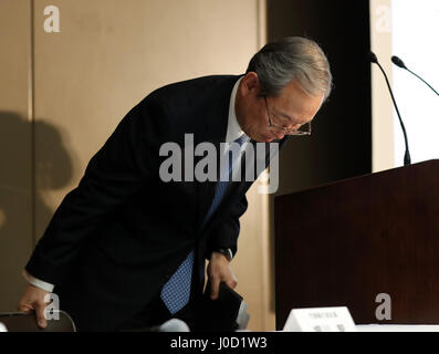 Tokyo, Giappone. Xi Apr, 2017. Turbato elettronica giapponese Toshiba gigante presidente Satoshi Tsunakawa china il capo come egli lascia una conferenza stampa presso la sede centrale di Toshiba a Tokyo il Martedì, Aprile 11, 2017. Toshiba ha rilasciato la società April-December risultato finanziario su Aprile 11 senza che il revisore dei conti della società ha la sua approvazione. Credito: Yoshio Tsunoda/AFLO/Alamy Live News Foto Stock