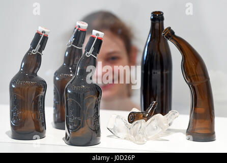 Karlsruhe, Germania. Xi Apr, 2017. La scena della natività realizzata utilizzando bottiglie in esposizione nella Baden Museo di Stato di Karlsruhe in Germania, 11 aprile 2017. Il museo ospita una mostra denominata '#Waldschwarzschoen - Foresta Nera remixed!" tra il 14.04.17 e 01.07.17. Foto: Uli Deck/dpa/Alamy Live News Foto Stock