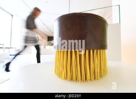 Karlsruhe, Germania. Xi Apr, 2017. Il Lazy Cleaner, uno sgabello progettato da Jason Taylor nel 2003, sul display nella Baden Museo di Stato di Karlsruhe in Germania, 11 aprile 2017. Il museo ospita una mostra denominata '#Waldschwarzschoen - Foresta Nera remixed!" tra il 14.04.17 e 01.07.17. Foto: Uli Deck/dpa/Alamy Live News Foto Stock