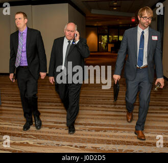 Wichita, U.S. Xi Apr, 2017. Il repubblicano Ron Estes la corrente Kansas State Tesoriere passeggiate dall'ascensore al Marriott Hotel di sala da ballo per ringraziare i suoi sostenitori per vincere il elction speciale per riempire il vacante quarta sede congressuale in Wichita Kansas, Aprile 11, 2017. Credito: mark reinstein/Alamy Live News Foto Stock