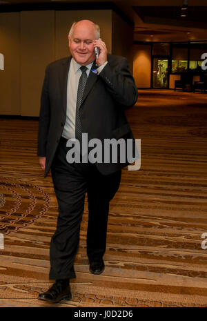 Wichita, U.S. Xi Apr, 2017. Il repubblicano Ron Estes la corrente Kansas State Tesoriere passeggiate dall'ascensore al Marriott Hotel di sala da ballo per ringraziare i suoi sostenitori per vincere il elction speciale per riempire il vacante quarta sede congressuale in Wichita Kansas, Aprile 11, 2017. Credito: mark reinstein/Alamy Live News Foto Stock