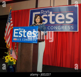 Wichita, U.S. Xi Apr, 2017. Susan Estes introduce il marito Ron alla folla di sostenitori alla vittoria festeggiamenti dopo la sua vittoria elettorale speciale, Wichita Kansas, Aprile 11, 2017. Credito: mark reinstein/Alamy Live News Foto Stock