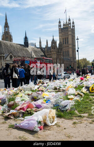 London, Regno Unito - Aprile 11th, 2017: memoriale davanti alla Casa del Parlamento, il 6 morti e 49 feriti dall'attacco terroristico in Westminster, Londra verificatosi nel Marzo 22nd, 2017 Credit: Alexandre Rotenberg/Alamy Live News Foto Stock