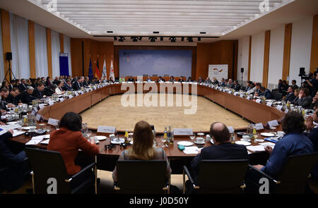 Berlino, Germania. Xii Apr, 2017. Rappresentanti della politica e organizzazioni di soccorso di soddisfare per il ricorso "Berliner humanitaerer Appell - Gemeinsam gegen Hungersnot' (lit. " Berlino appello umanitario - Insieme contro la carestia") di Berlino, Germania, 12 aprile 2017. Foto: Britta Pedersen/dpa-Zentralbild/ZB/dpa/Alamy Live News Foto Stock