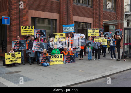 Londra, Regno Unito. Xii Apr, 2017. Protezione Greyhound attivisti inscenare una protesta al di fuori del greyhound Board di Gran Bretagna (GBGB), che sono accusati di una mancanza di attenzione verso il benessere dei levrieri e sono attualmente oggetto di indagini su casi di frode e di corruzione, come migliaia sono inutilmente distrutti ogni anno. Credito: Steve Parkins/Alamy Live News Foto Stock