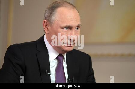 Mosca, Russia. Xii Apr, 2017. Il presidente russo Vladimir Putin durante un'intervista con Mir broadcasting company presso il Cremlino Aprile 12, 2017 a Mosca, in Russia. Credito: Planetpix/Alamy Live News Foto Stock