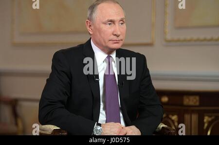 Mosca, Russia. Xii Apr, 2017. Il presidente russo Vladimir Putin durante un'intervista con Mir broadcasting company presso il Cremlino Aprile 12, 2017 a Mosca, in Russia. Credito: Planetpix/Alamy Live News Foto Stock