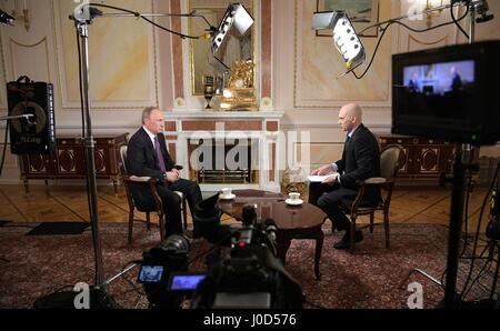 Mosca, Russia. Xii Apr, 2017. Il presidente russo Vladimir Putin durante un'intervista con reporter Radik Batyrshin del Mir broadcasting company presso il Cremlino Aprile 12, 2017 a Mosca, in Russia. Credito: Planetpix/Alamy Live News Foto Stock