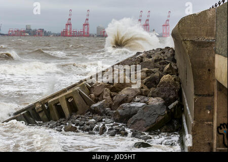 New Brighton, Wirral, Regno Unito. Xii Apr, 2017. Basse temperature e venti forti hit Merseyside. È prevista pioggia per il weekend di Pasqua. Credito: Paolo Warburton/Alamy Live News Foto Stock