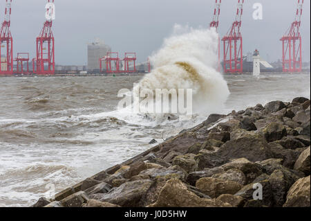 New Brighton, Wirral, Regno Unito. Xii Apr, 2017. Basse temperature e venti forti hit Merseyside. È prevista pioggia per il weekend di Pasqua. Credito: Paolo Warburton/Alamy Live News Foto Stock