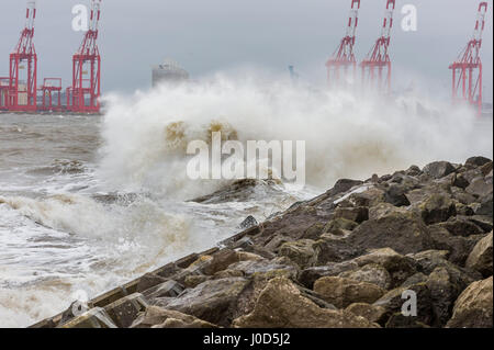 New Brighton, Wirral, Regno Unito. Xii Apr, 2017. Basse temperature e venti forti hit Merseyside. È prevista pioggia per il weekend di Pasqua. Credito: Paolo Warburton/Alamy Live News Foto Stock