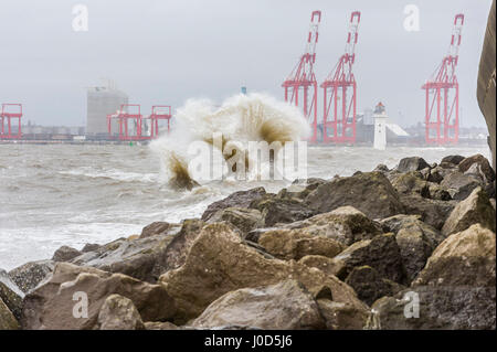 New Brighton, Wirral, Regno Unito. Xii Apr, 2017. Basse temperature e venti forti hit Merseyside. È prevista pioggia per il weekend di Pasqua. Credito: Paolo Warburton/Alamy Live News Foto Stock