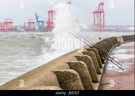 New Brighton, Wirral, Regno Unito. Xii Apr, 2017. Basse temperature e venti forti hit Merseyside. È prevista pioggia per il weekend di Pasqua. Credito: Paolo Warburton/Alamy Live News Foto Stock