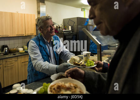 Berlino, Germania. Xii Apr, 2017. L ex Presidente federale tedesco JOACHIM GAUCK e la sua compagna Daniela SCHADT supportano la distribuzione del cibo nel Bahnhofsmission, una carità cristiana, alla Berlin Bahnhof Zoo. GAUCK aveva visitato lo stabilimento come Presidente federale il 14 dicembre 2016 e ha promesso di tornare come un helper. Il Bahnhofsmission presso lo zoo fornisce cibo quotidiano per fino a 600 persone, compresi molti senzatetto e persone povere, intorno all'orologio. La struttura dispone di dodici dipendenti a tempo pieno e fino a 150 dipendenti onorario. Credito: Jan Scheunert/ZUMA filo/Alamy Live News Foto Stock