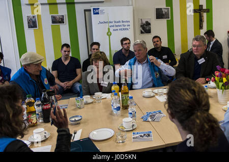 Berlino, Germania. Xii Apr, 2017. L ex Presidente federale tedesco JOACHIM GAUCK e la sua compagna Daniela SCHADT supportano la distribuzione del cibo nel Bahnhofsmission, una carità cristiana, alla Berlin Bahnhof Zoo. GAUCK aveva visitato lo stabilimento come Presidente federale il 14 dicembre 2016 e ha promesso di tornare come un helper. Il Bahnhofsmission presso lo zoo fornisce cibo quotidiano per fino a 600 persone, compresi molti senzatetto e persone povere, intorno all'orologio. La struttura dispone di dodici dipendenti a tempo pieno e fino a 150 dipendenti onorario. Credito: Jan Scheunert/ZUMA filo/Alamy Live News Foto Stock